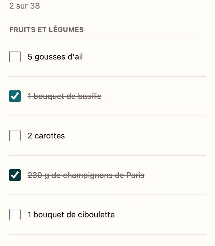 La liste de courses de la semaine dans Tada Menu, triée par rayon : fruits et légumes, avec les quantités venues des menus, dont deux lignes déjà cochées.