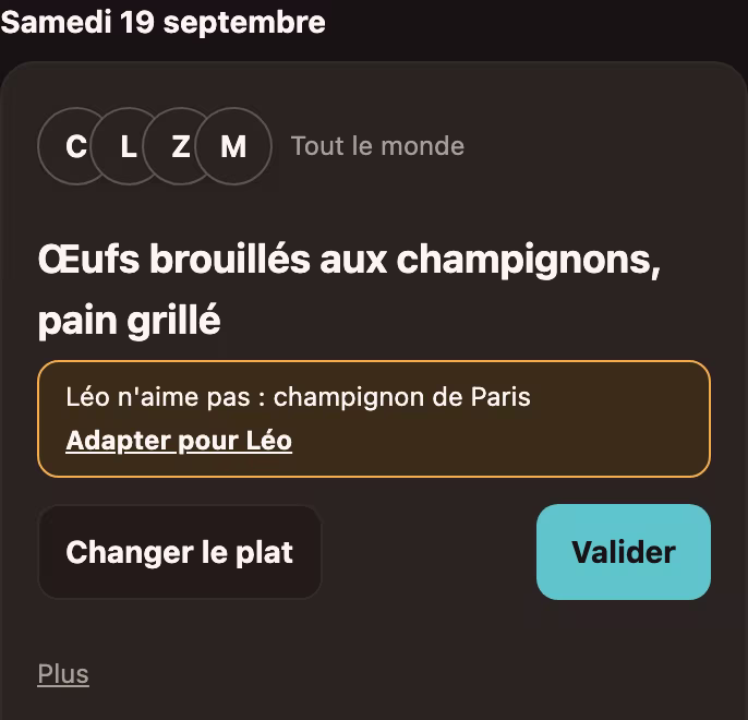 La carte d'un samedi soir dans Tada Menu : quatre convives, des œufs brouillés aux champignons, et la ligne « Léo n'aime pas : champignon de Paris » qui mène à son adaptation, entre « Changer le plat » et « Valider ».