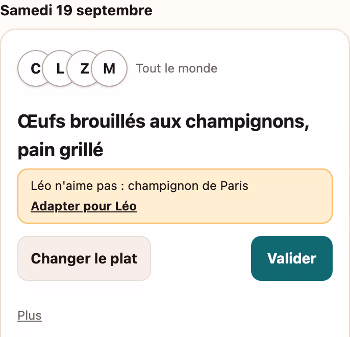 La carte d'un samedi soir dans Tada Menu : quatre convives, des œufs brouillés aux champignons, et la ligne « Léo n'aime pas : champignon de Paris » qui mène à son adaptation, entre « Changer le plat » et « Valider ».